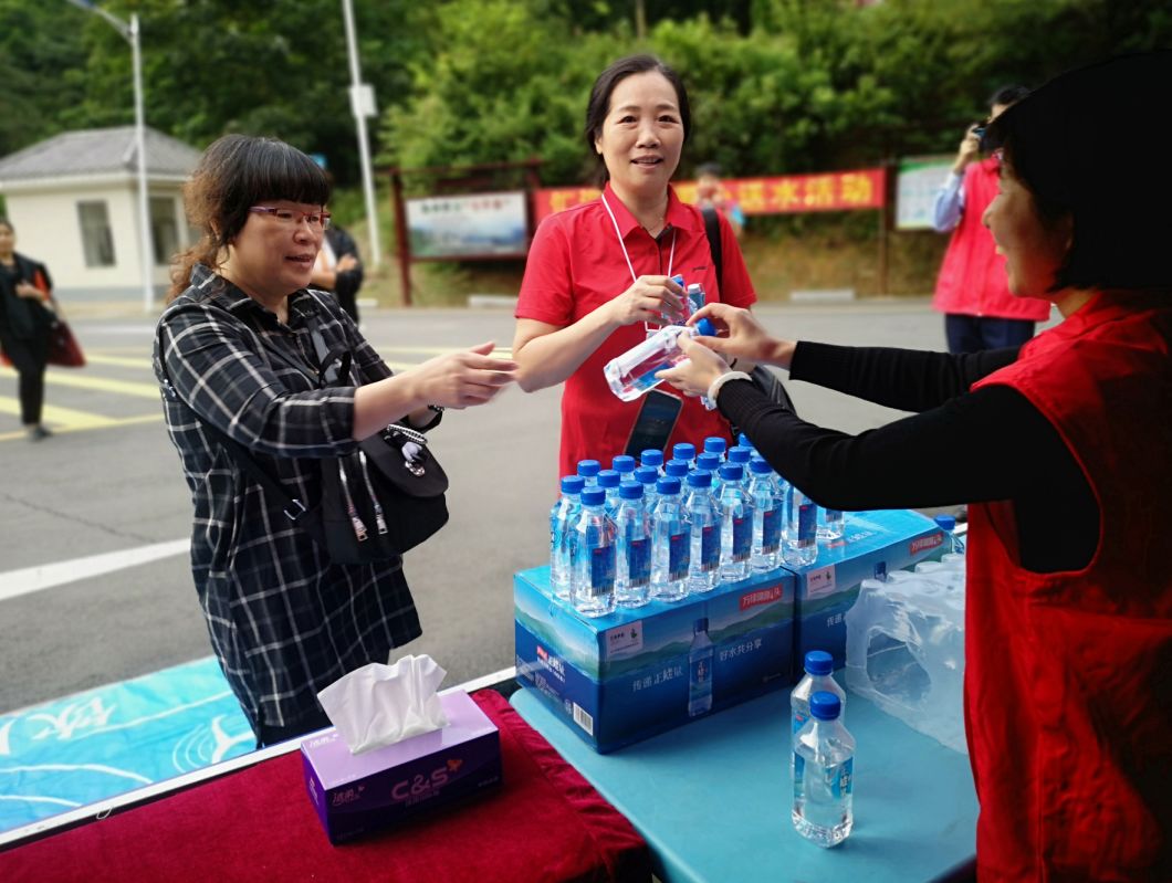 九九重阳登高日,汇源集团公益送水活动送上满满正能量