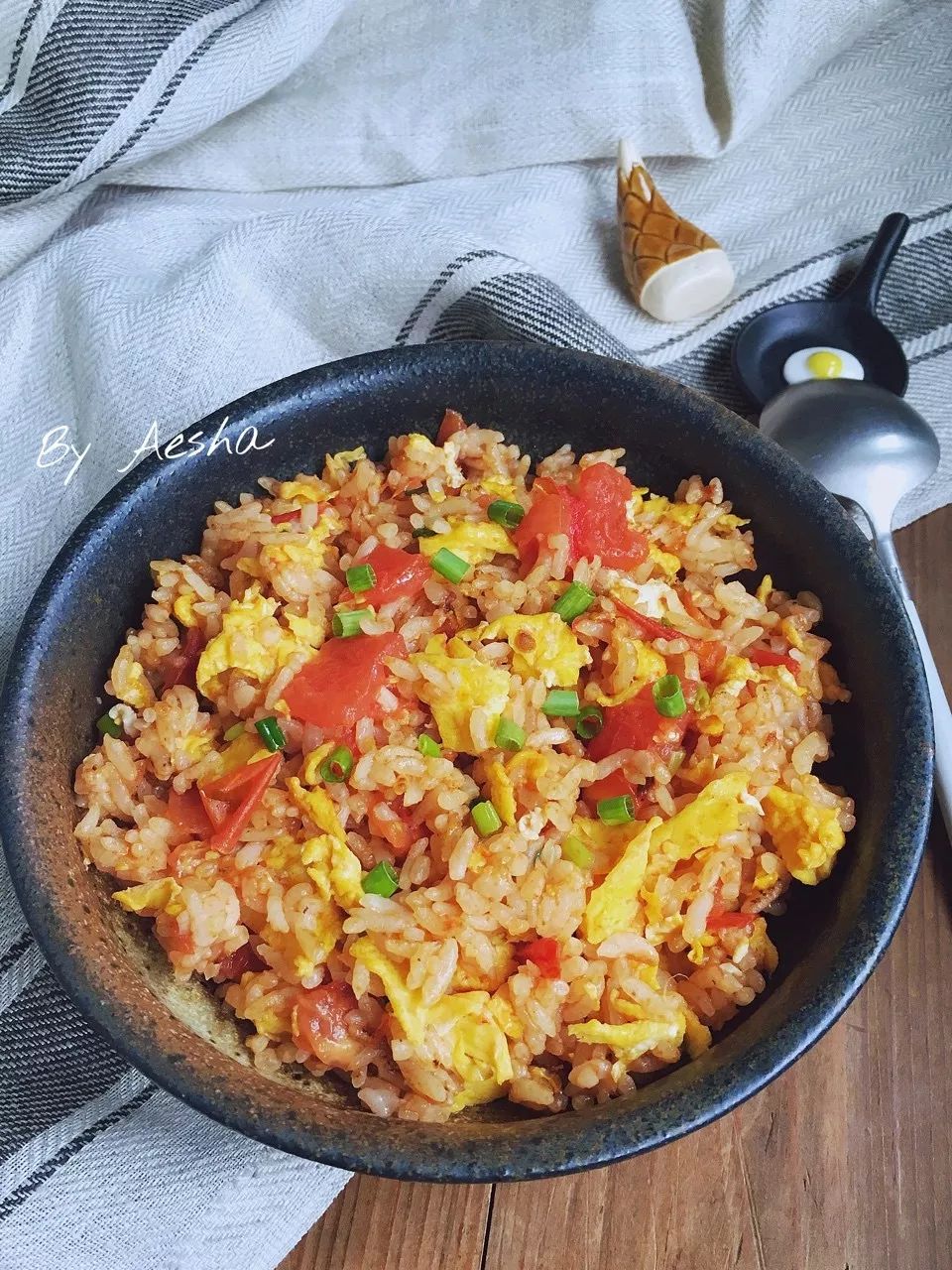 从朴素经典的番茄炒蛋,到简单易做的一颗番茄饭,从西式的番茄肉酱面