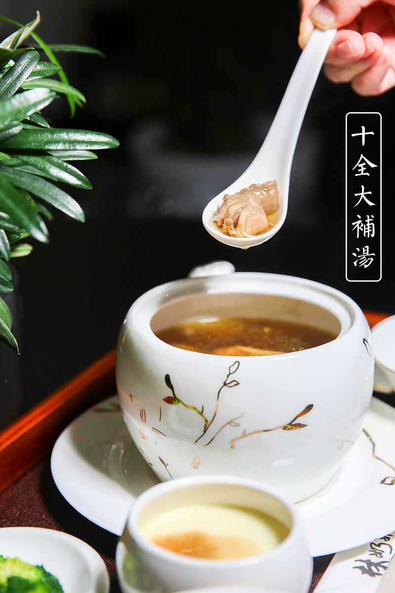 補湯抗氧化抗疲勞的羊肚菌和富含膠原蛋白的花膠,都有美容養顏的功效