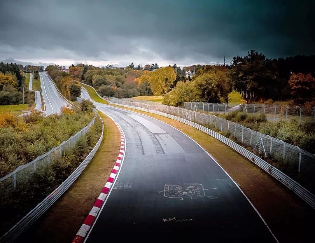 人稱綠色地獄的傳奇賽道紐博格林nürburgring