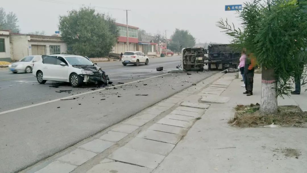 直击徐水车祸:轿车和大货车相撞,货车当场翻车