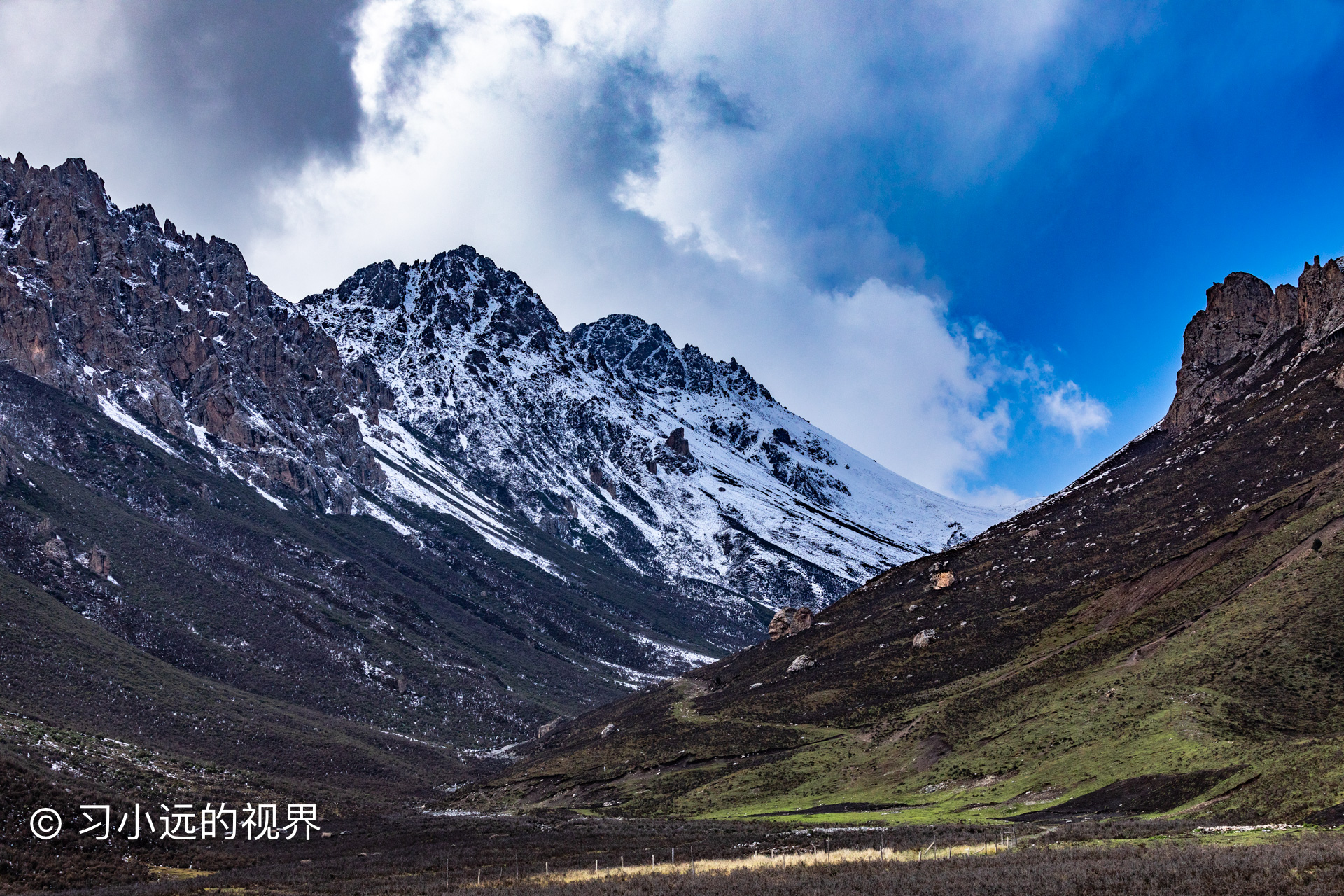 马牙雪山,藏语称阿尼嘎卓,位于甘肃省武威市天祝县西部,距天祝县城