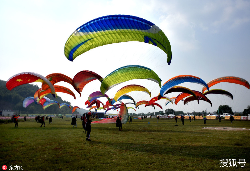 参加全国滑翔伞定点联赛(浙江武义站)比赛的60多名男女运动员,大斗山