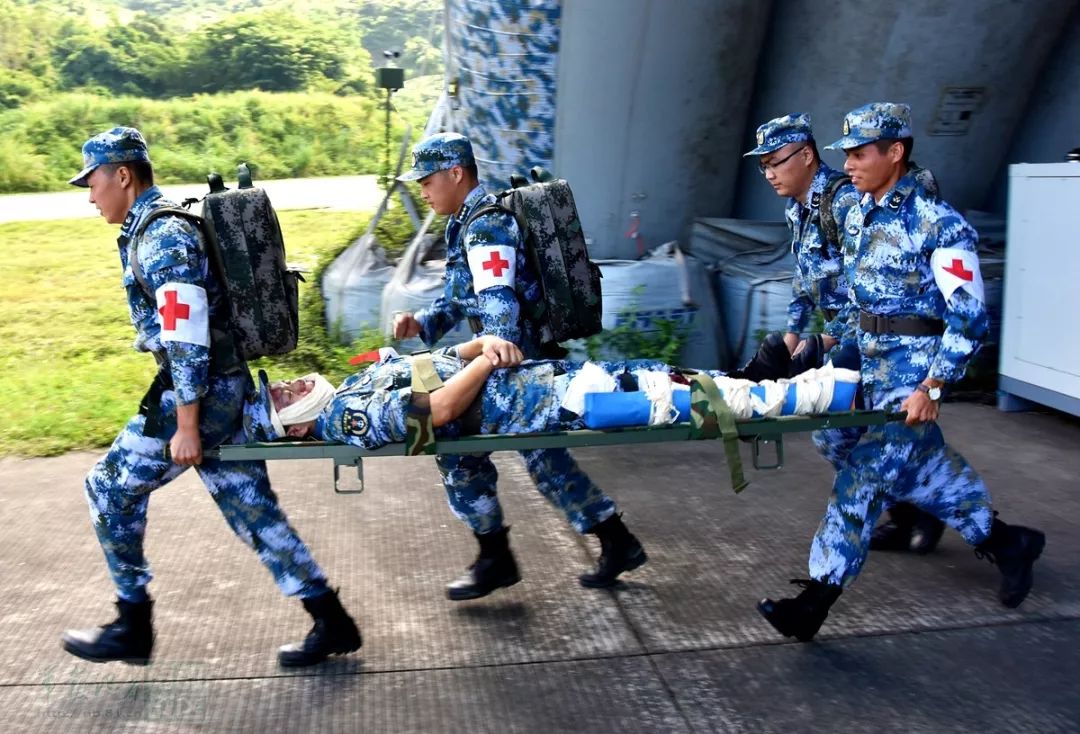 南部战区海军航空兵组织群众性战伤救治技术练兵活动