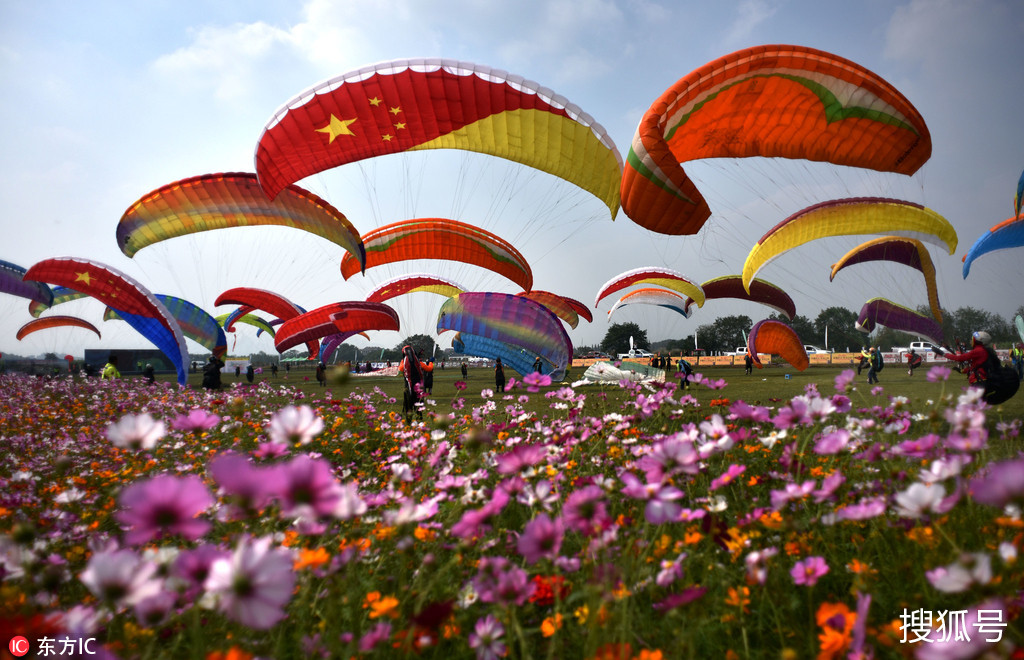 参加全国滑翔伞定点联赛(浙江武义站)比赛的60多名男女运动员,大斗山