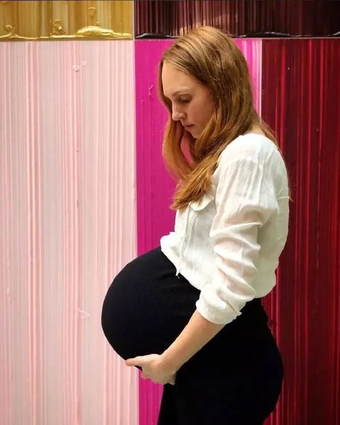 怀孕的女人生孩子图片