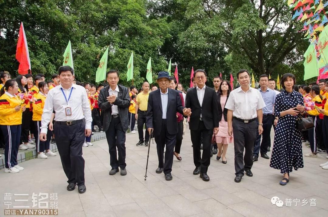 慷慨助学普宁职校举行张锦程先生赞助奖教金交接仪式