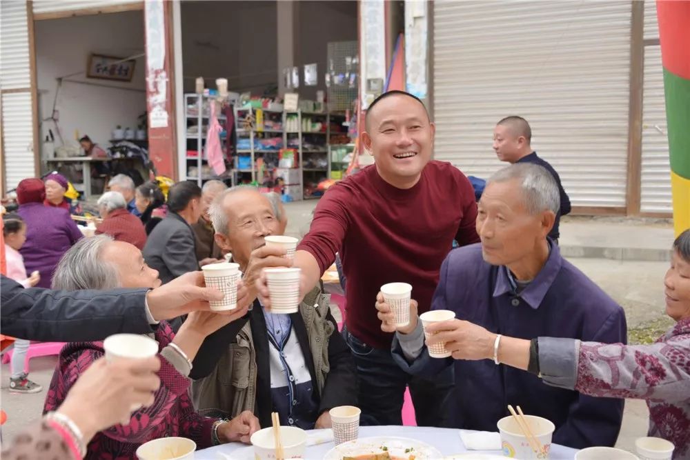 小视频太洪村爱心人士(汉缘丝绸有限公司 何先举及夫人重阳节活动由