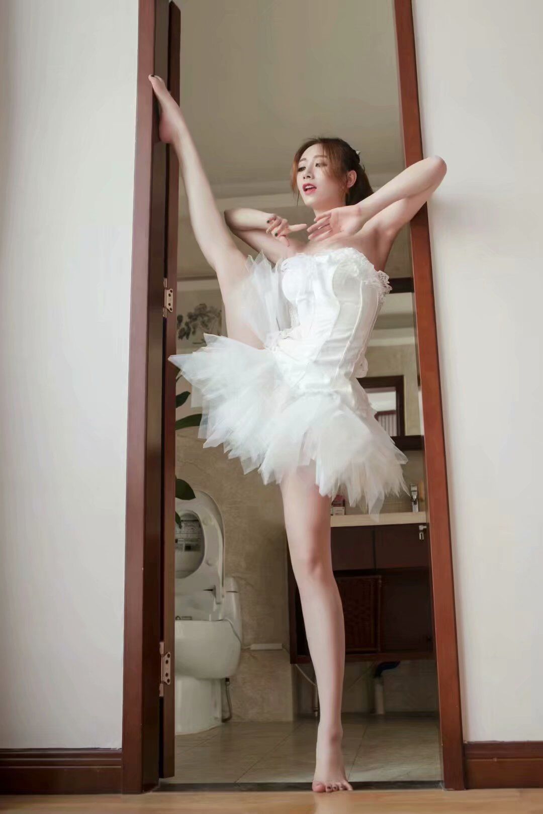 一个爱芭蕾的女孩,腿很长,人也很美