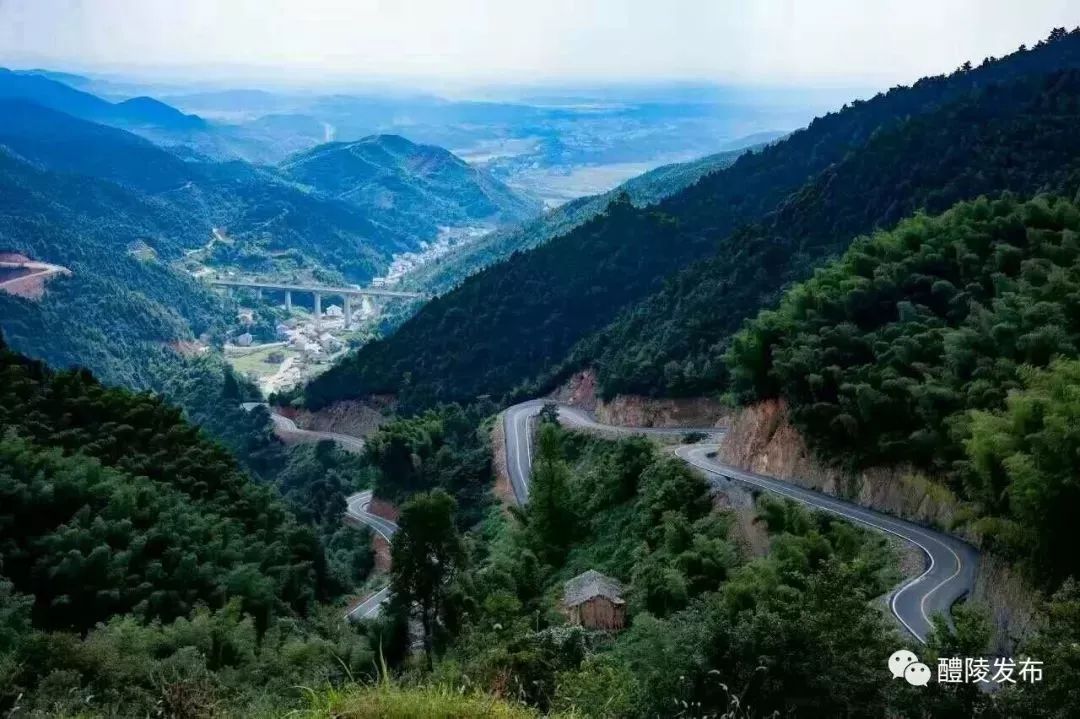 纳入全国道家72福地方圆十里拥绿泻翠彰仙岭丛林雾霭满山烟雨亦是"