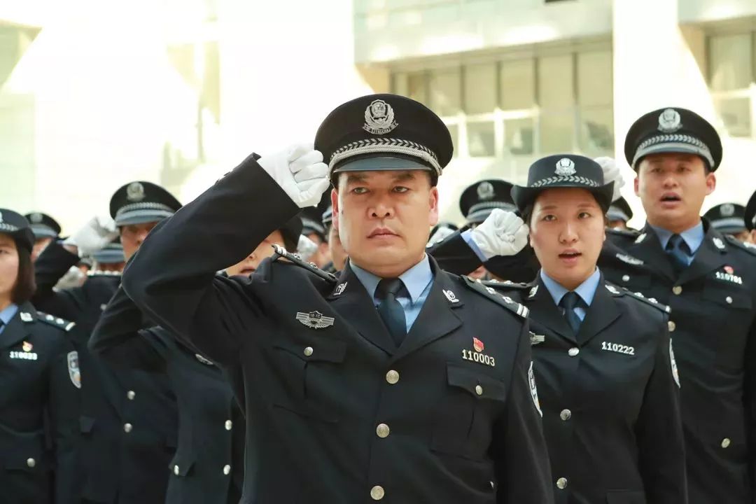 北京法院举行司法警察警衔首次授衔仪式