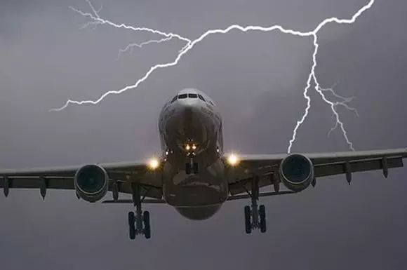 每架飞机都能有效的防雷避雷, 但遭遇雷击时,可能引发航电系统故障