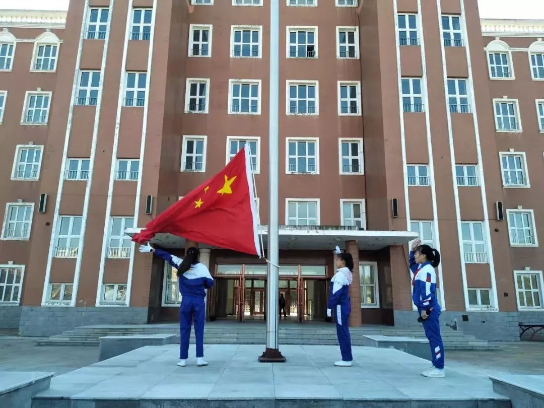 为庆祝中国少年先锋队建队69周年,集贤县第八小学开展了一系列活动