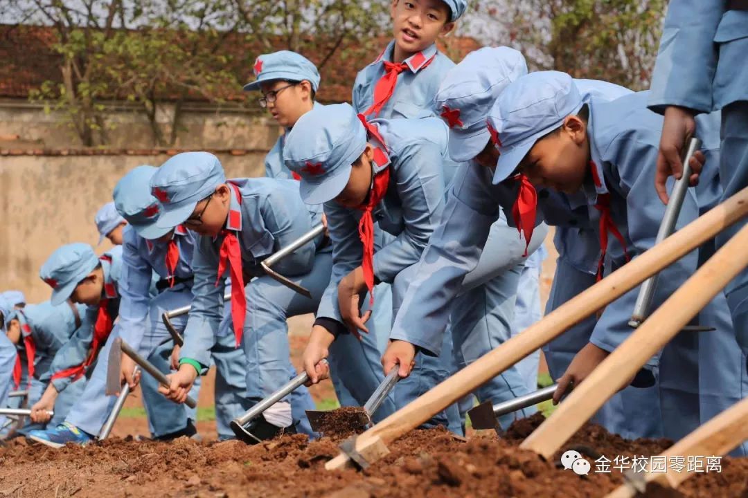 1941年3月,八路军三五九旅进驻了作为陕甘宁边区南大门的南泥湾,一边