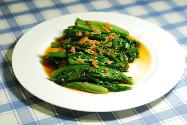 醬油麥菜將花生仁稍稍壓碎撒在油麥菜上,淋入麻醬邊