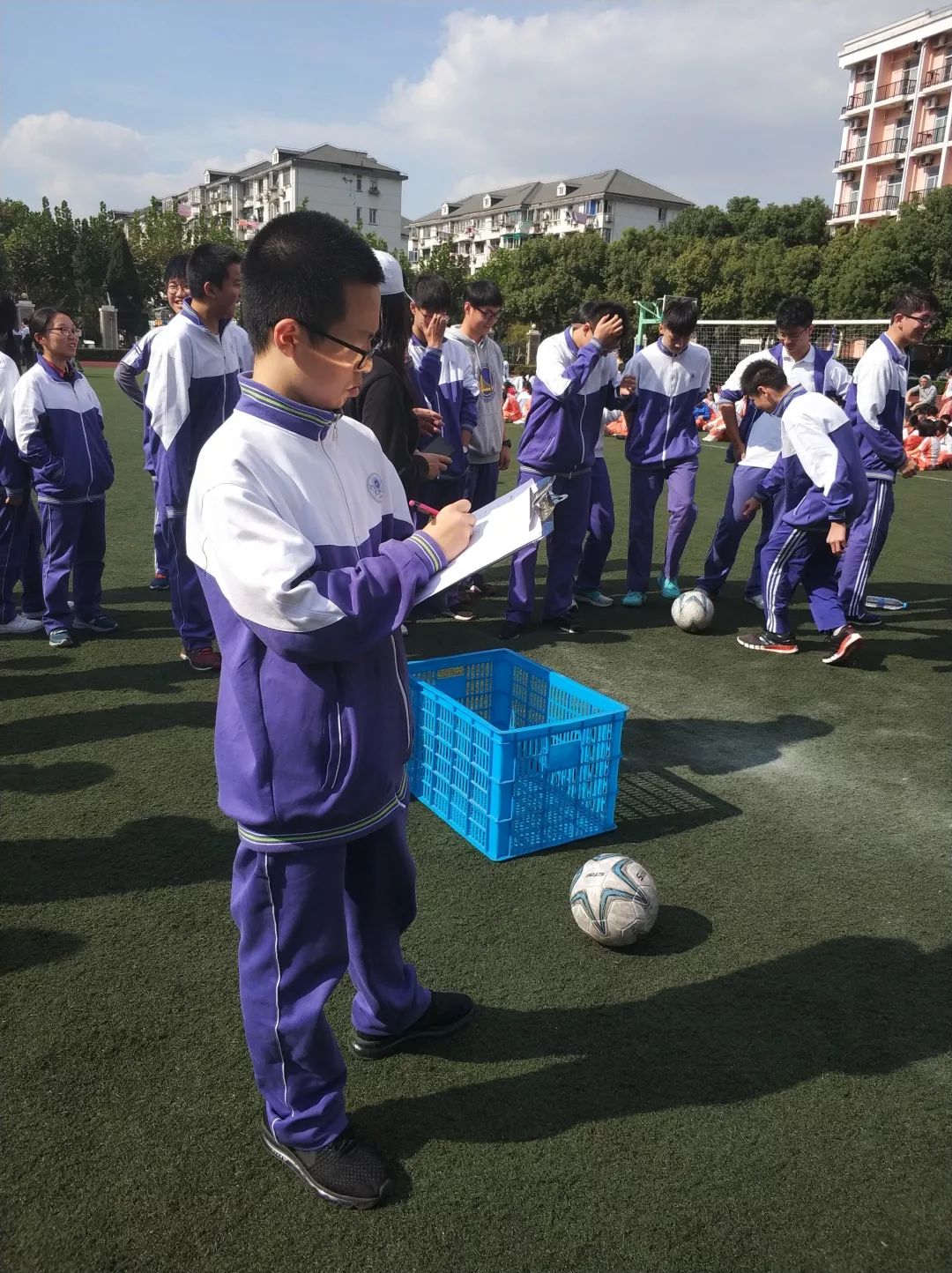 青春赤子上海市曹杨中学举行运动让青春更出彩秋季田径运动会