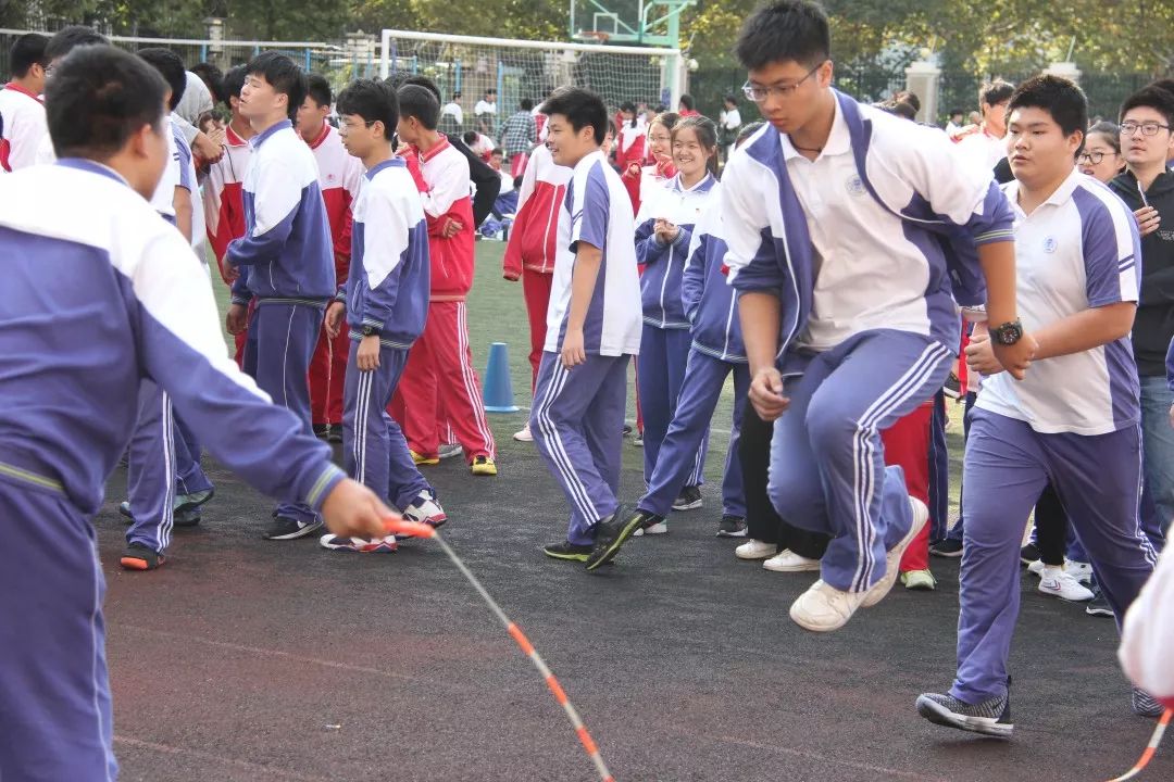 青春赤子上海市曹杨中学举行运动让青春更出彩秋季田径运动会