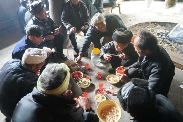 原来是这些老人们在聚餐,都是村里人,都有七八十岁以上的年纪了,他们