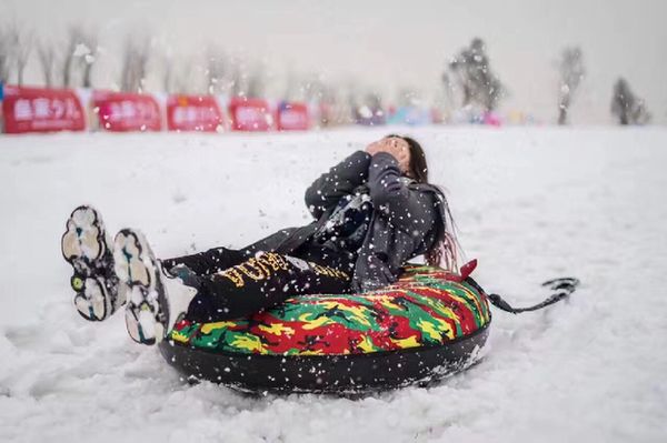 走进娅豪戏雪王国,体验娅豪戏雪产品_雪地