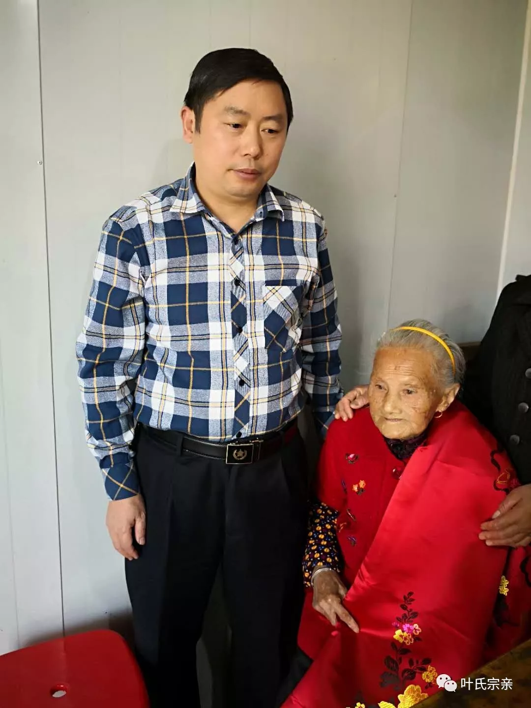 這個葉氏老人已經105歲了,眼不花,耳不聾,口齒清楚,行走自如且五世