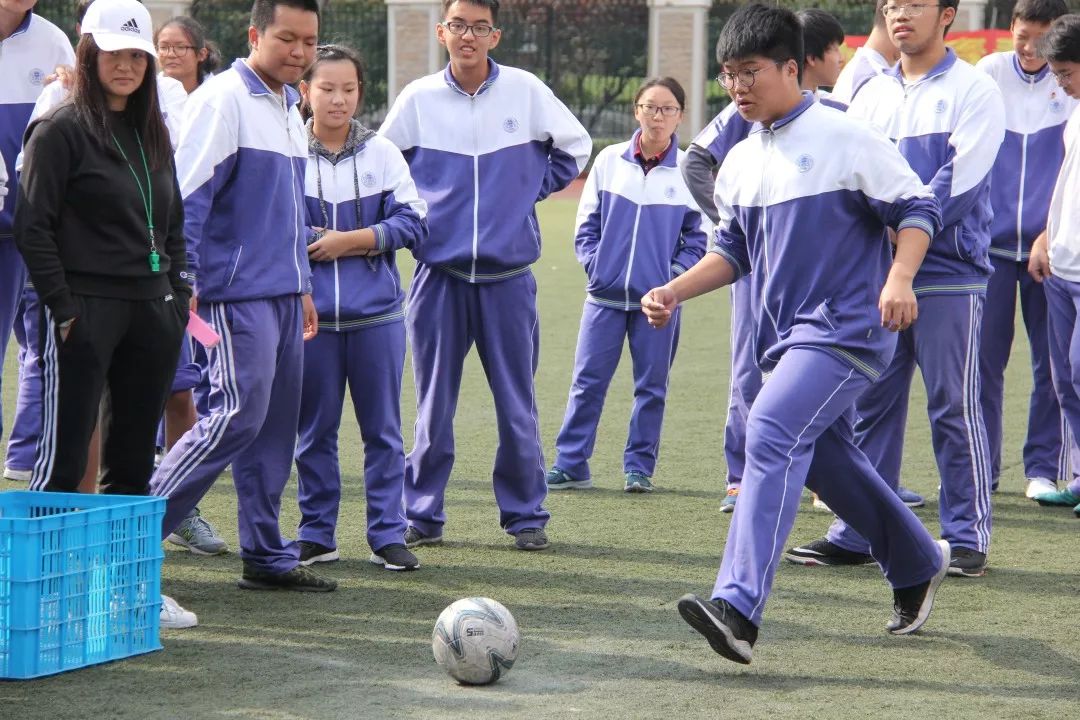 青春赤子上海市曹杨中学举行运动让青春更出彩秋季田径运动会