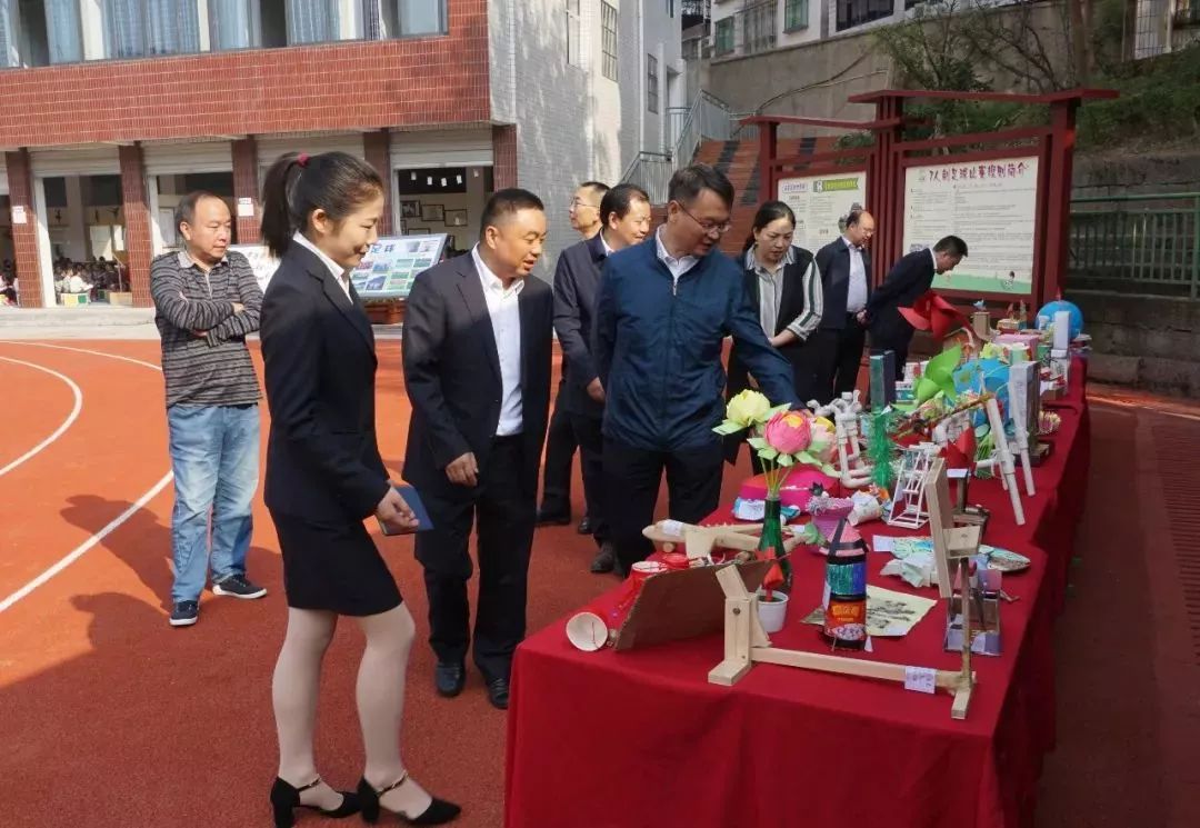 查看学生饮用水建设情况督导评估组在楼子小学金家坝村小与老师亲切