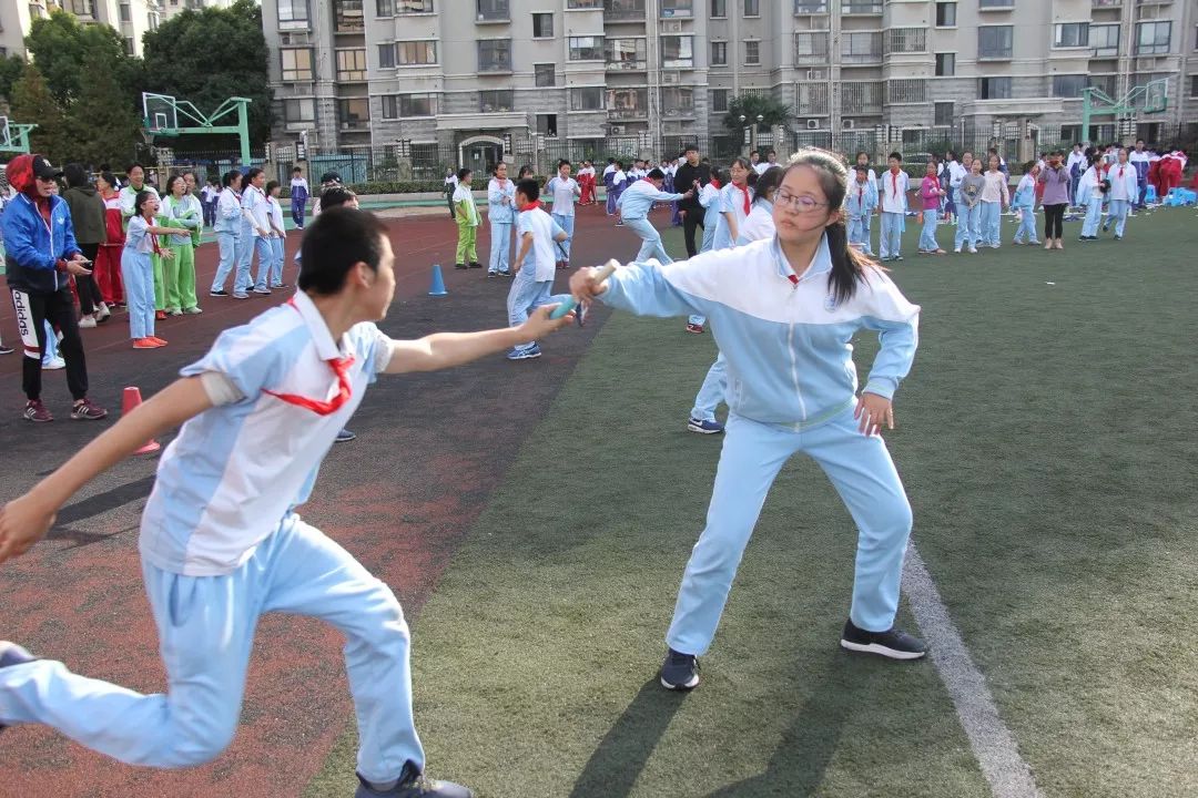 青春赤子上海市曹杨中学举行运动让青春更出彩秋季田径运动会