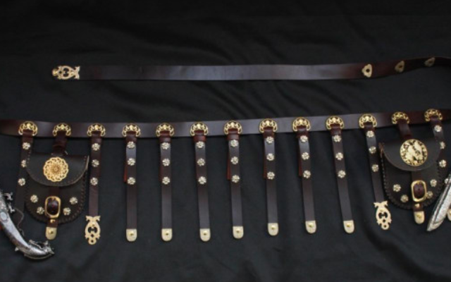 带钩古代的带钩类似于我们现代人所用的腰带,与腰带的作用相同.