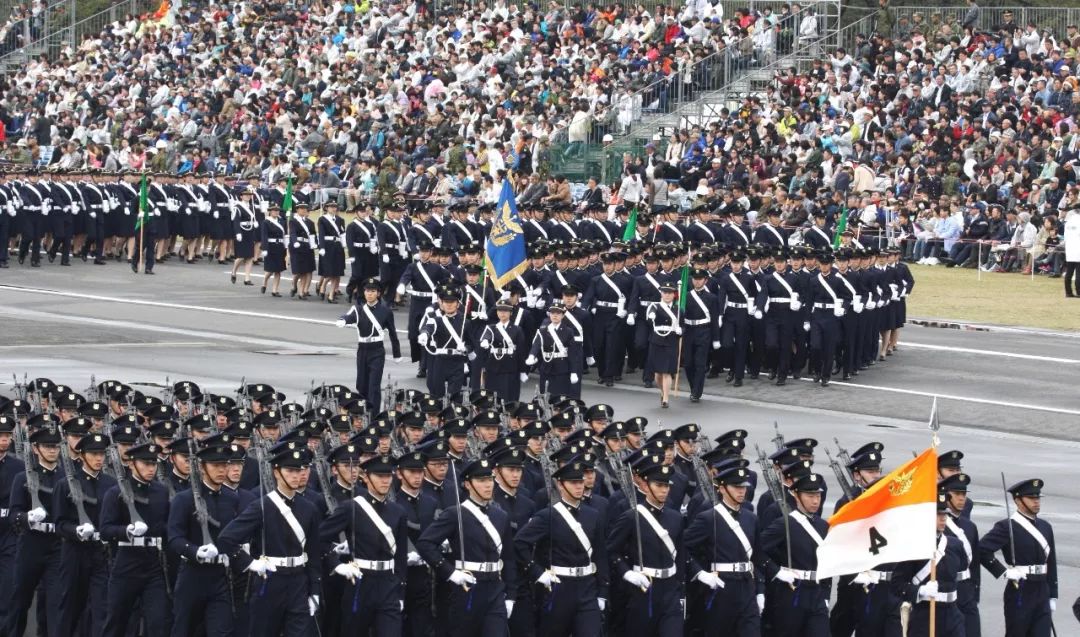 日本阅兵式规模大武器精良