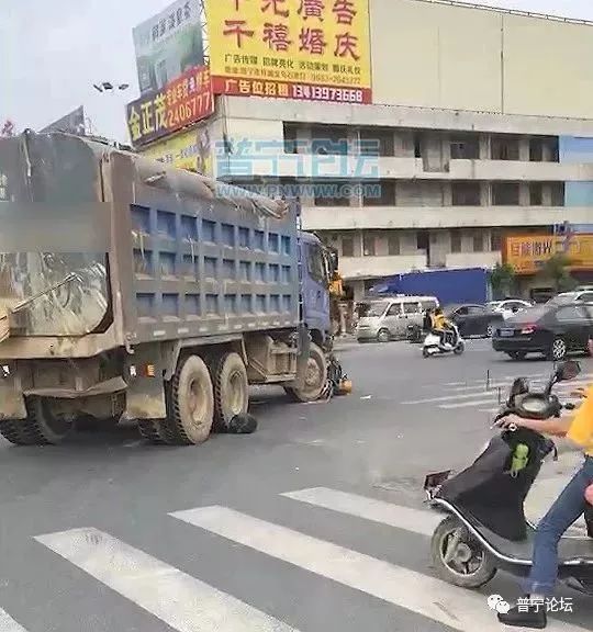 揭阳一路口发生车祸女子的脚疑被货车压断