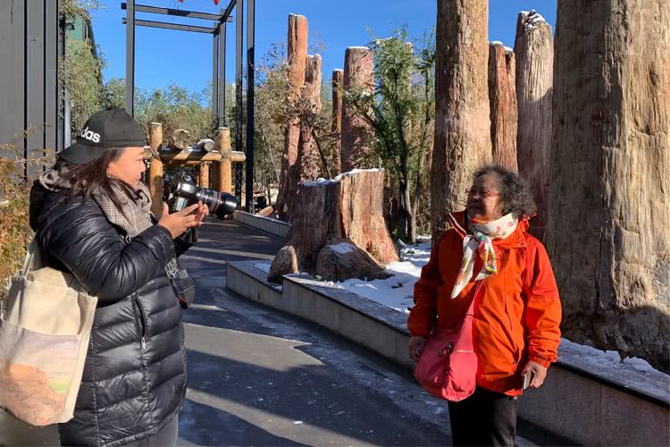 著名演员李明珠来到新疆古生态园