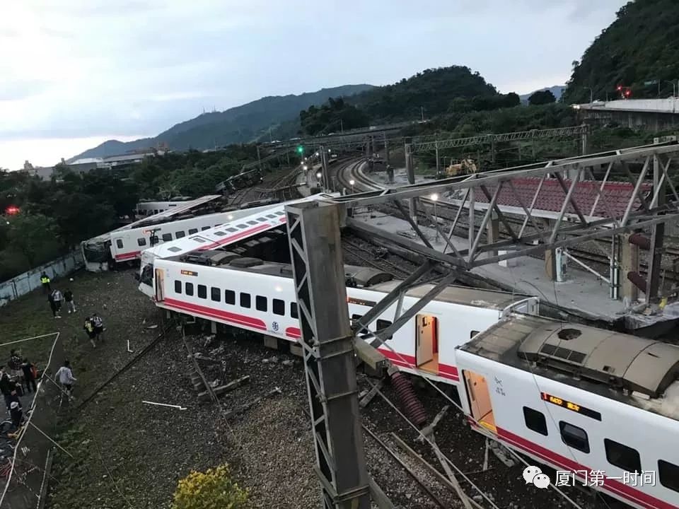 至少17死121人伤,台湾普悠玛列车苏澳新马车站翻覆