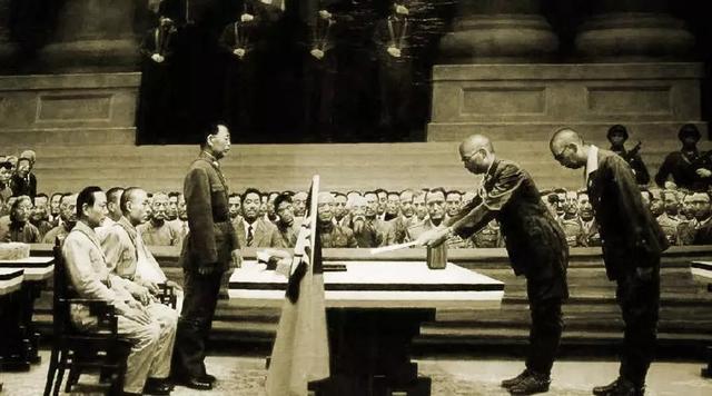 老照片故事1945年日本投降签字现场将领为何全部被剃光头