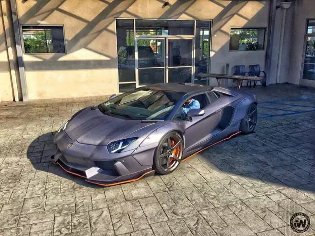 陽光黑 寬體 大尾翼蘭博基尼aventador lp700-4 roadster