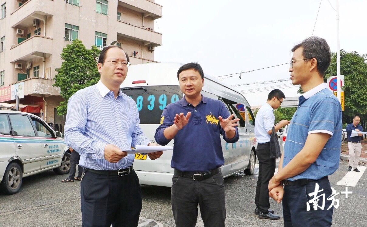 刘建俊,副镇长何锦昌一行来到位于桔洲村