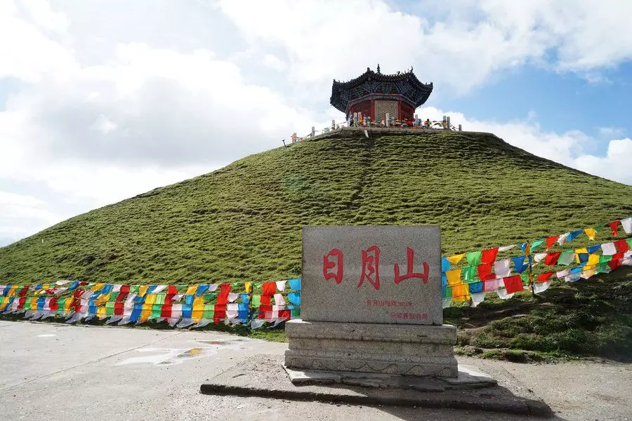 日月山虽没有险峻的峭壁,峥嵘的奇峰,却也有雄伟的风姿和磅礴的气势.