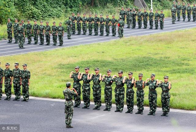 部隊裡新兵訓練是怎麼開展的?新兵的一天是怎樣度過的?