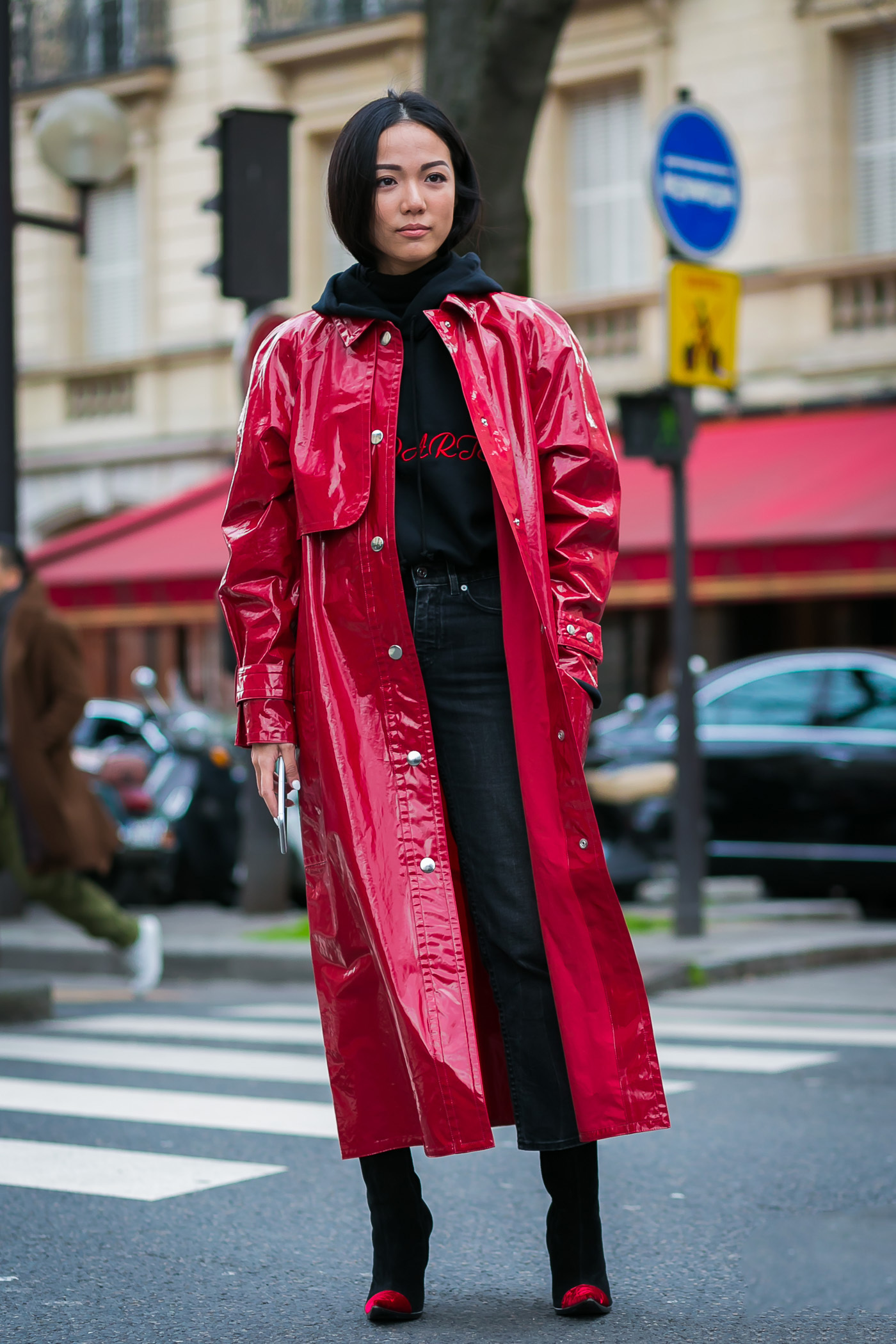 深红色皮风衣搭配黑色是最为合适的,两位街拍潮人内搭黑色卫衣 紧身裤