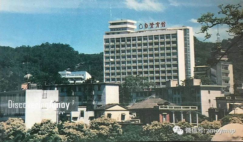 白鹭宾馆1984年建成,为南京军区在厦门唯一直属宾馆,最初称为"虎园