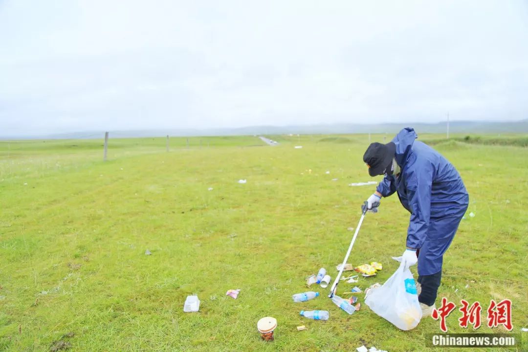 6個人20天環青海湖一圈走了360公里撿了滿滿400編織袋垃圾