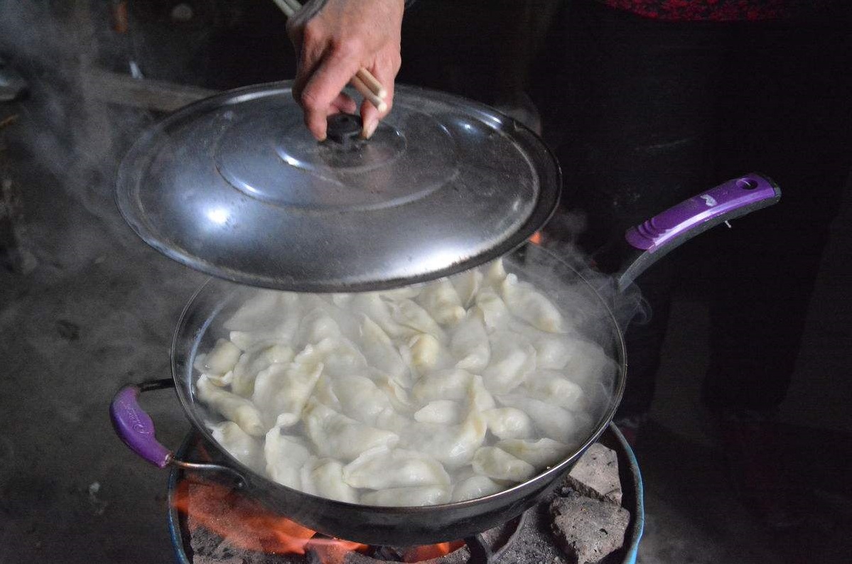 煮饺子,水开了别急着下锅,多加"这一步,饺子不破皮不粘锅!