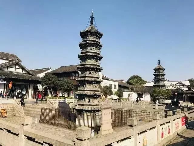 嘉定南翔古鎮位於上海市嘉定區南翔鎮,著名的景點有磚塔,古猗園等.