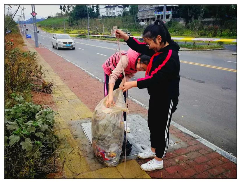 今天,让我们为道真这两个捡垃圾的女生点赞吧!