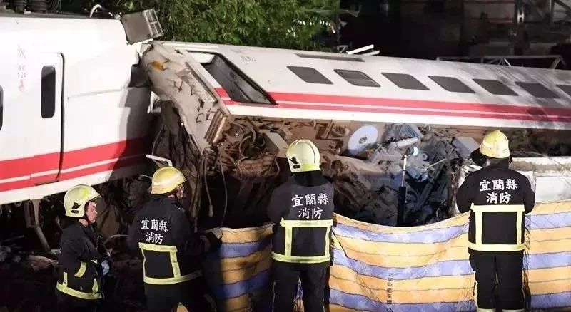 台湾列车出轨事故已致    人死亡 百余人受伤
