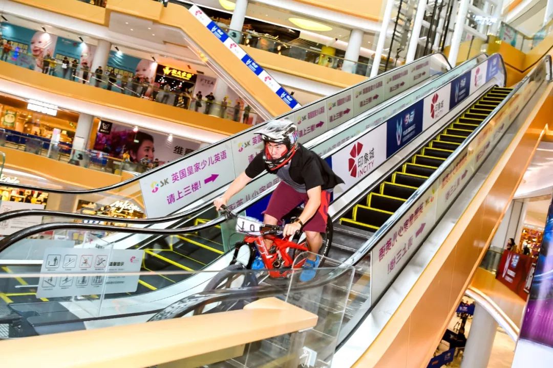 让自行车在购物商场"飞"一会儿!