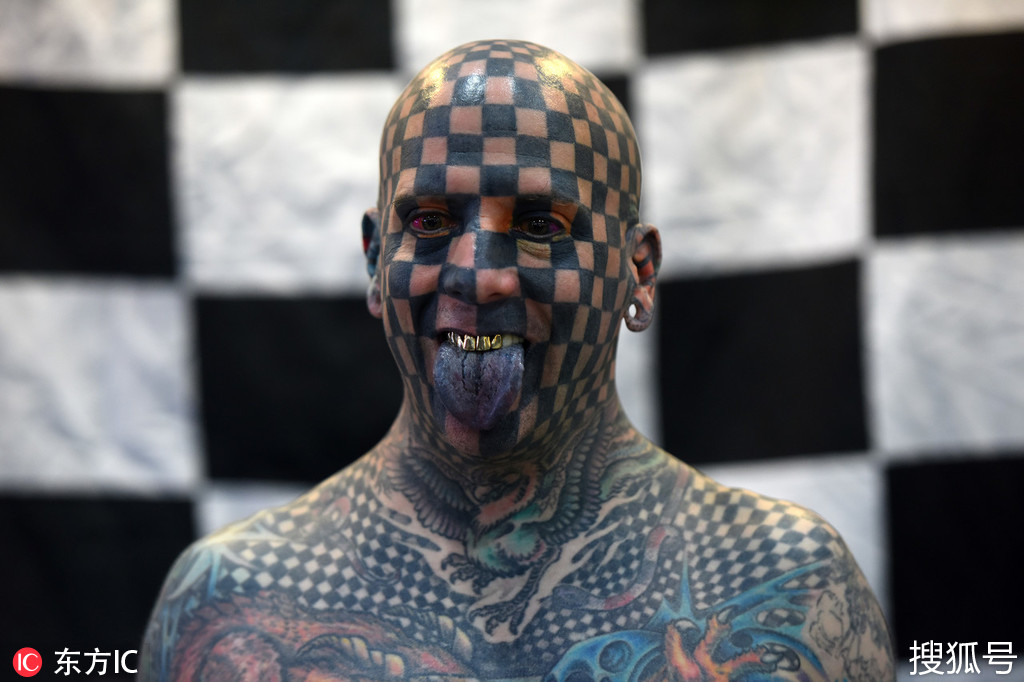 全球最有名的纹身狂人将自己活生生变成了怪物