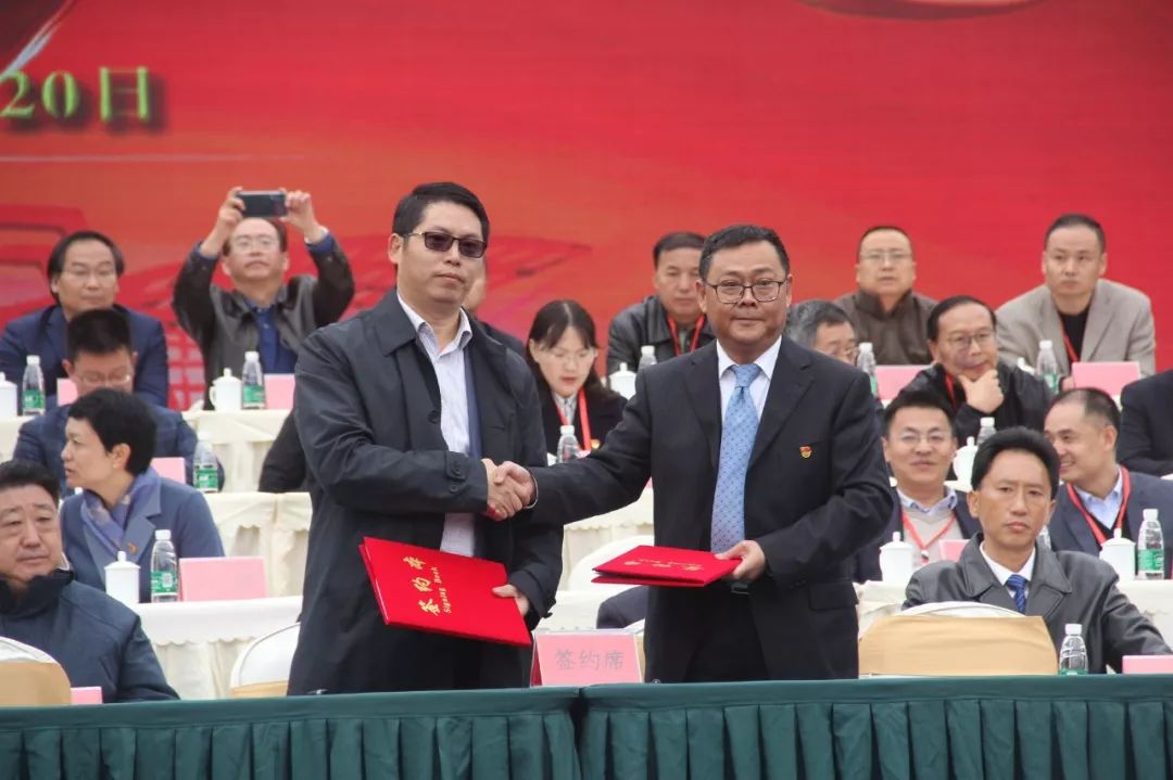 与环球雅途集团有限公司董事长张卫平签订校企战略合作协议书