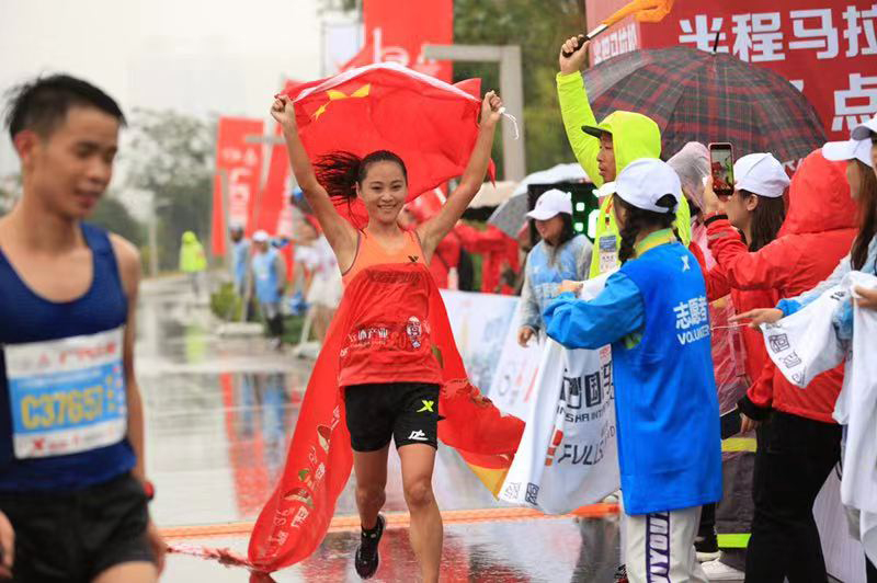 长沙国际马拉松赛雨中开跑 特步签约跑者斩获三冠