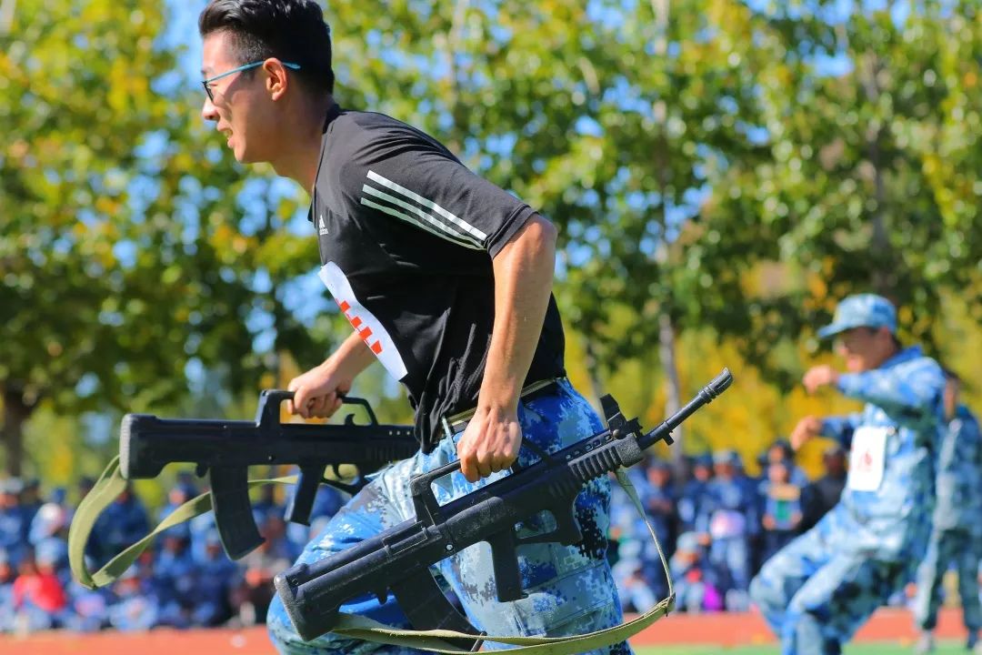 十六動的軍體拳,氣勢恢宏,動作幹練,一招一式,便是努力過的證明.