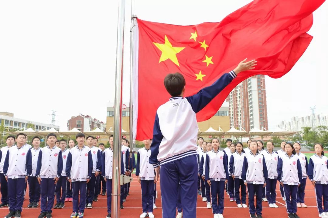 《升旗》张需超摄于育英初中《笔酣墨饱》李宪成摄于兰亭小学《获奖》